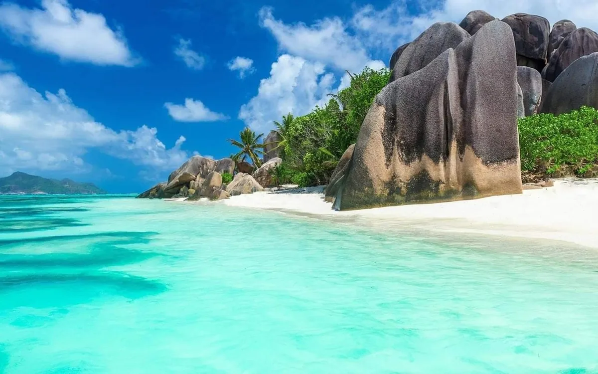 Ein Strand auf den Seychellen mit Granitfelsen und klarem Wasser