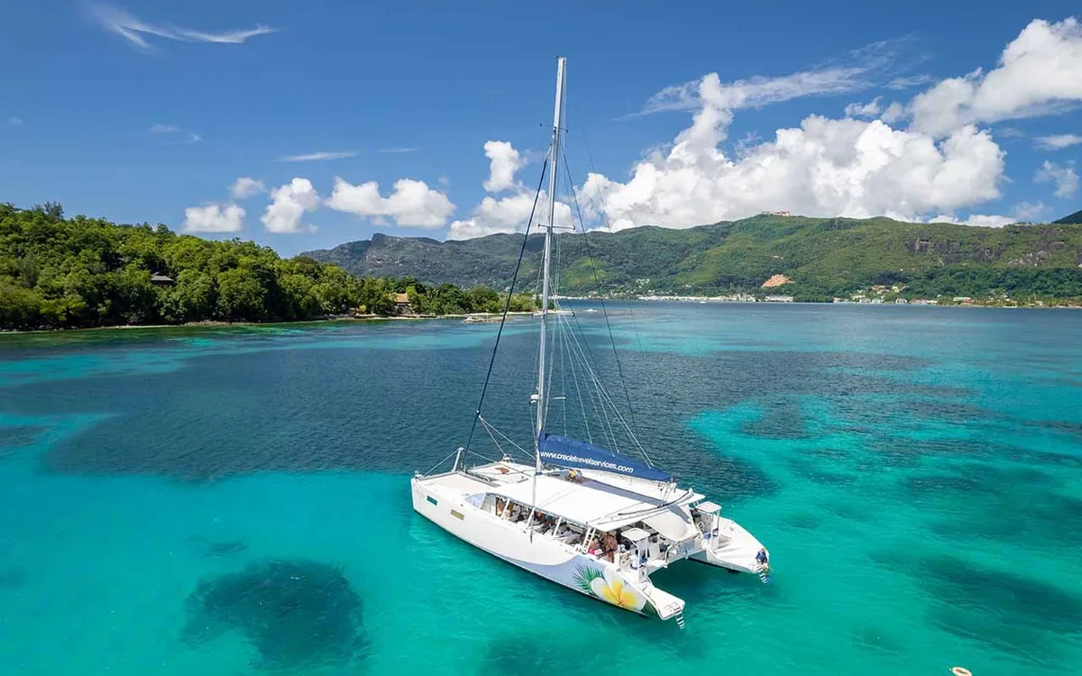 Un catamarano ancorato a Sainte Anne Marine National Park