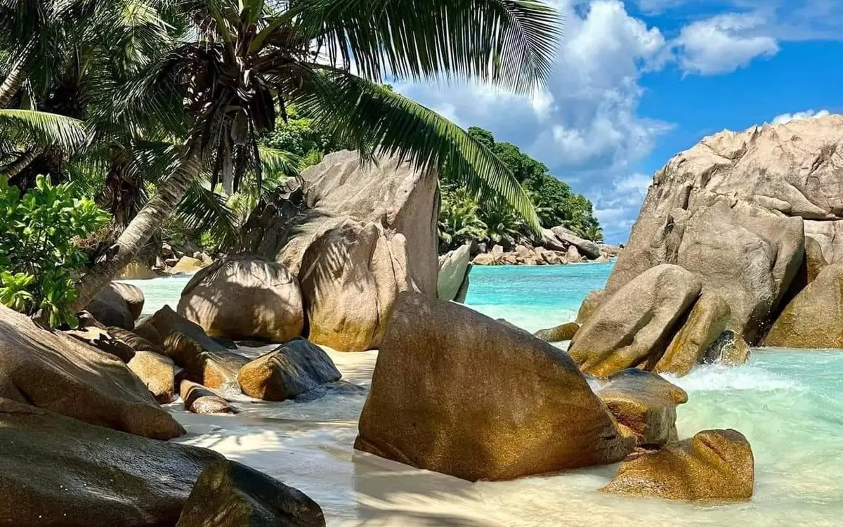 Massi di granito e acqua cristallina su una spiaggia delle Seychelles
