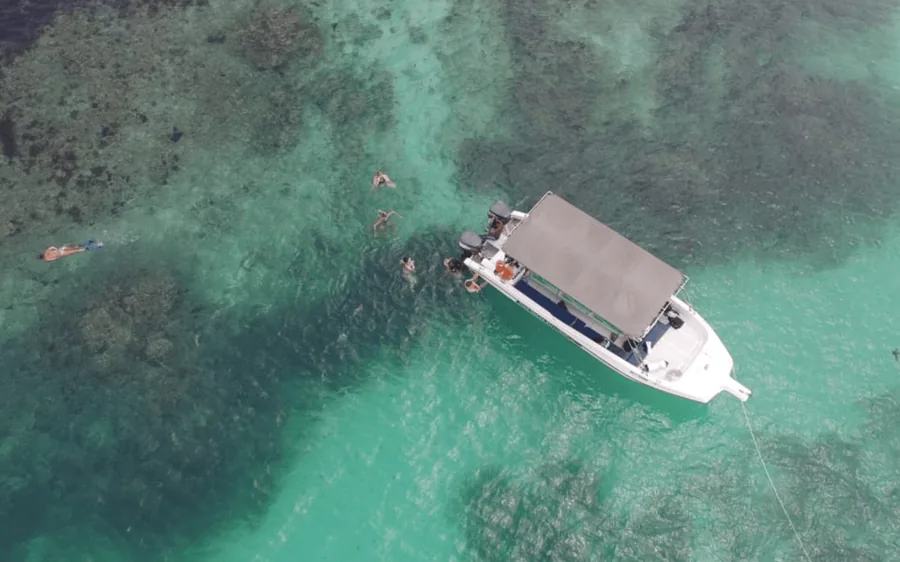Ein Ausflugsboot vor Cerf Island auf den Seychellen
