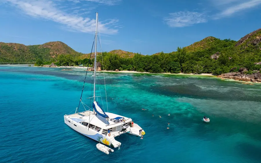 Ein Katamaran vor Anker bei Curieuse Island auf den Seychellen
