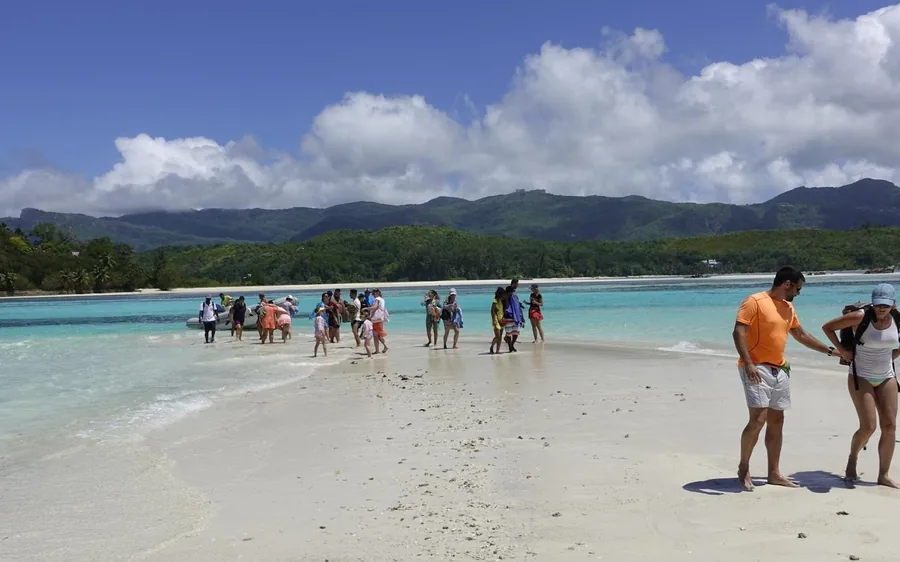 Eine Sandbank im Sainte Anne Marine National Park