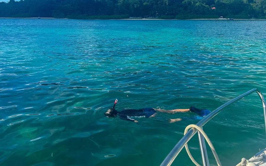 Ein Schnorchler über Korallen im Sainte Anne Marine Park