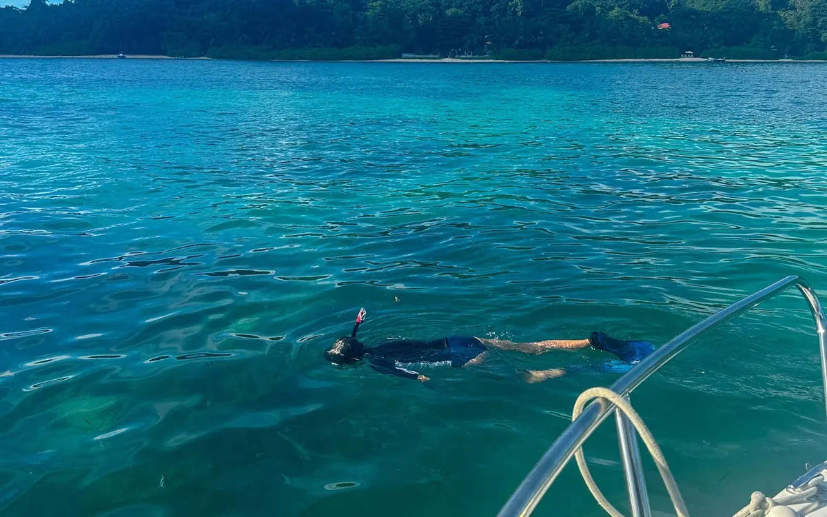 Un subacqueo con maschera e boccaglio sopra il corallo nel Sainte Anne Marine National Park